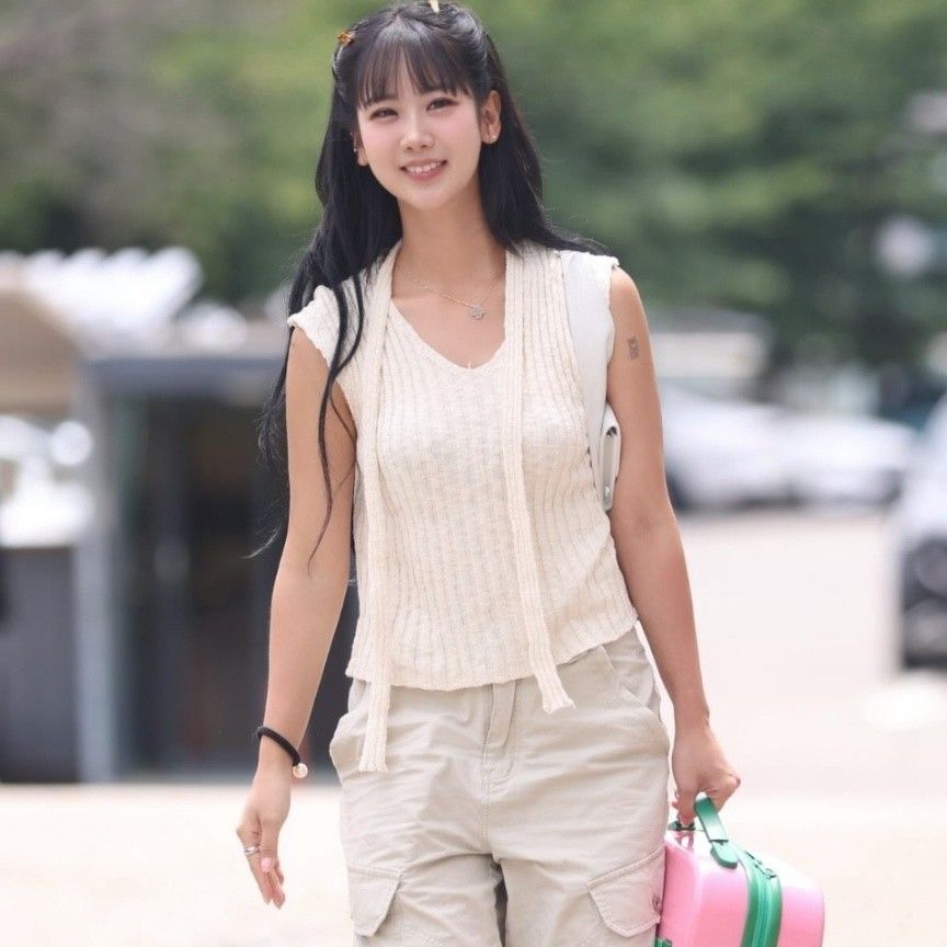 Behind-the-scenes cut of Kang Hyeyeon