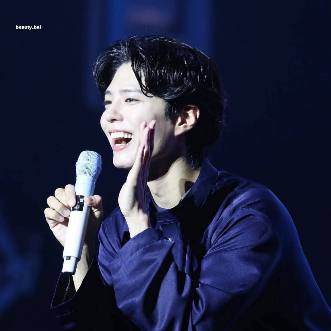 A moment captured by a fan of Park Bogum