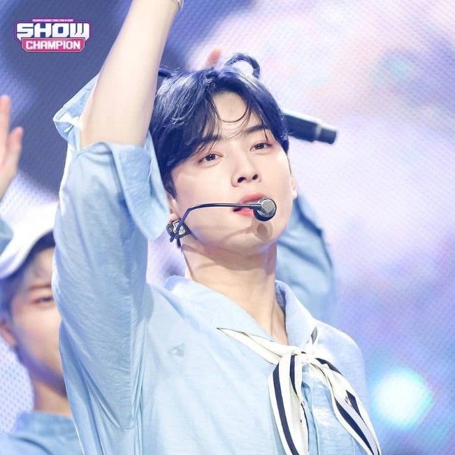 A moment captured by a fan of Cha Eunwoo