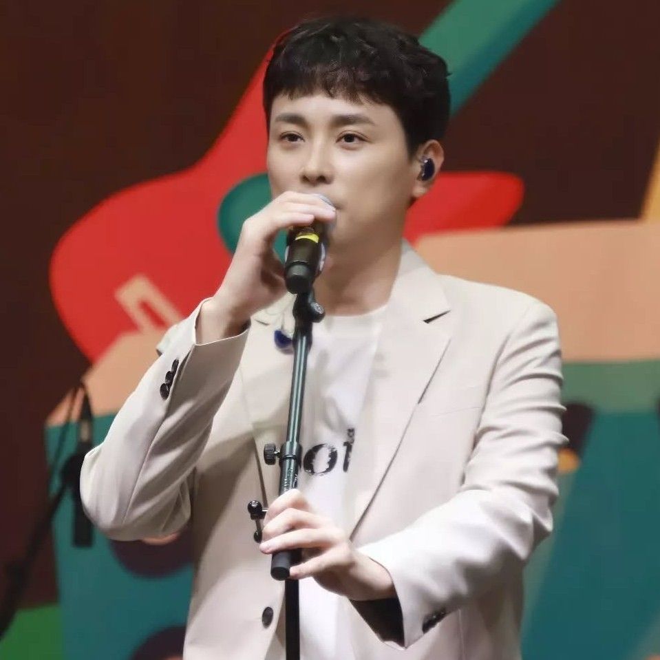 A moment captured by a fan of Min Kyunghoon