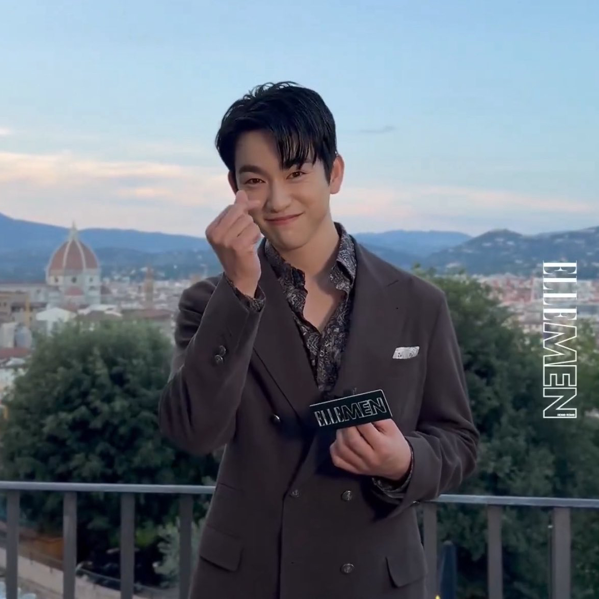 A moment captured by a fan of Park Jinyoung