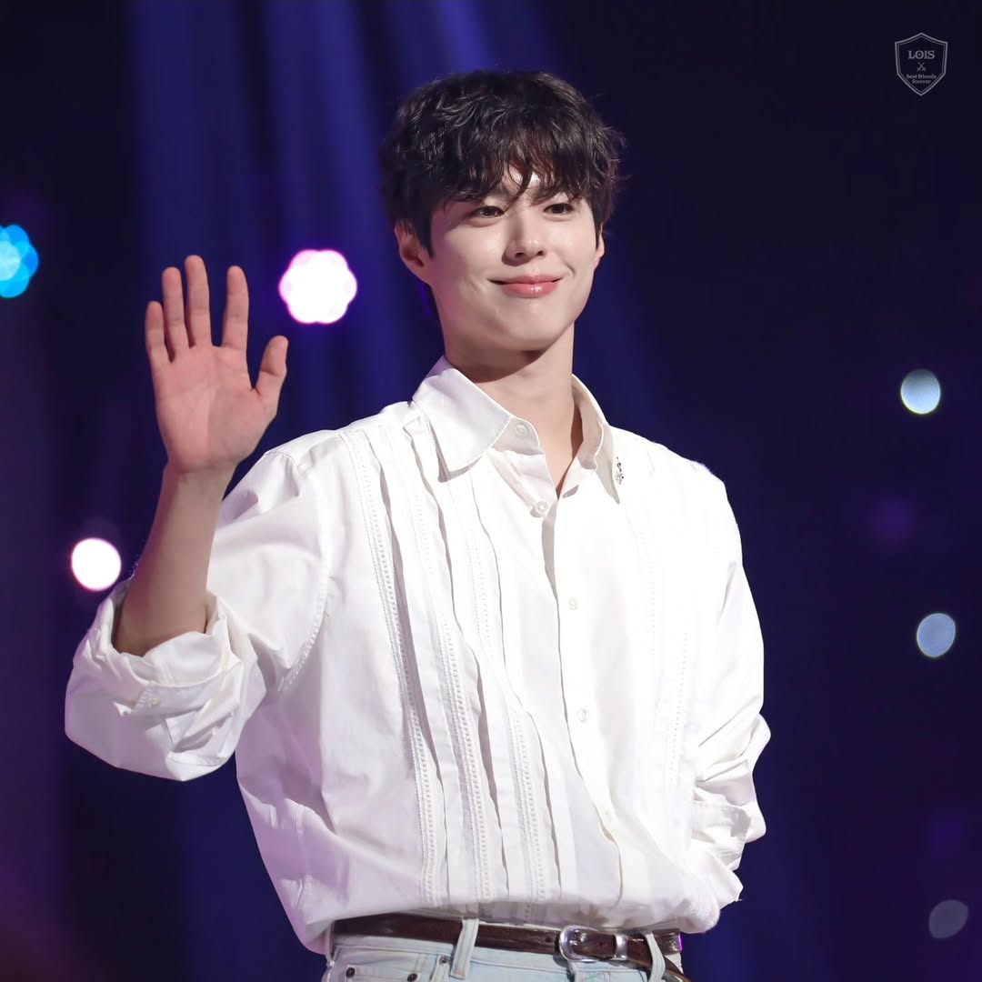 A moment captured by a fan of Park Bogum