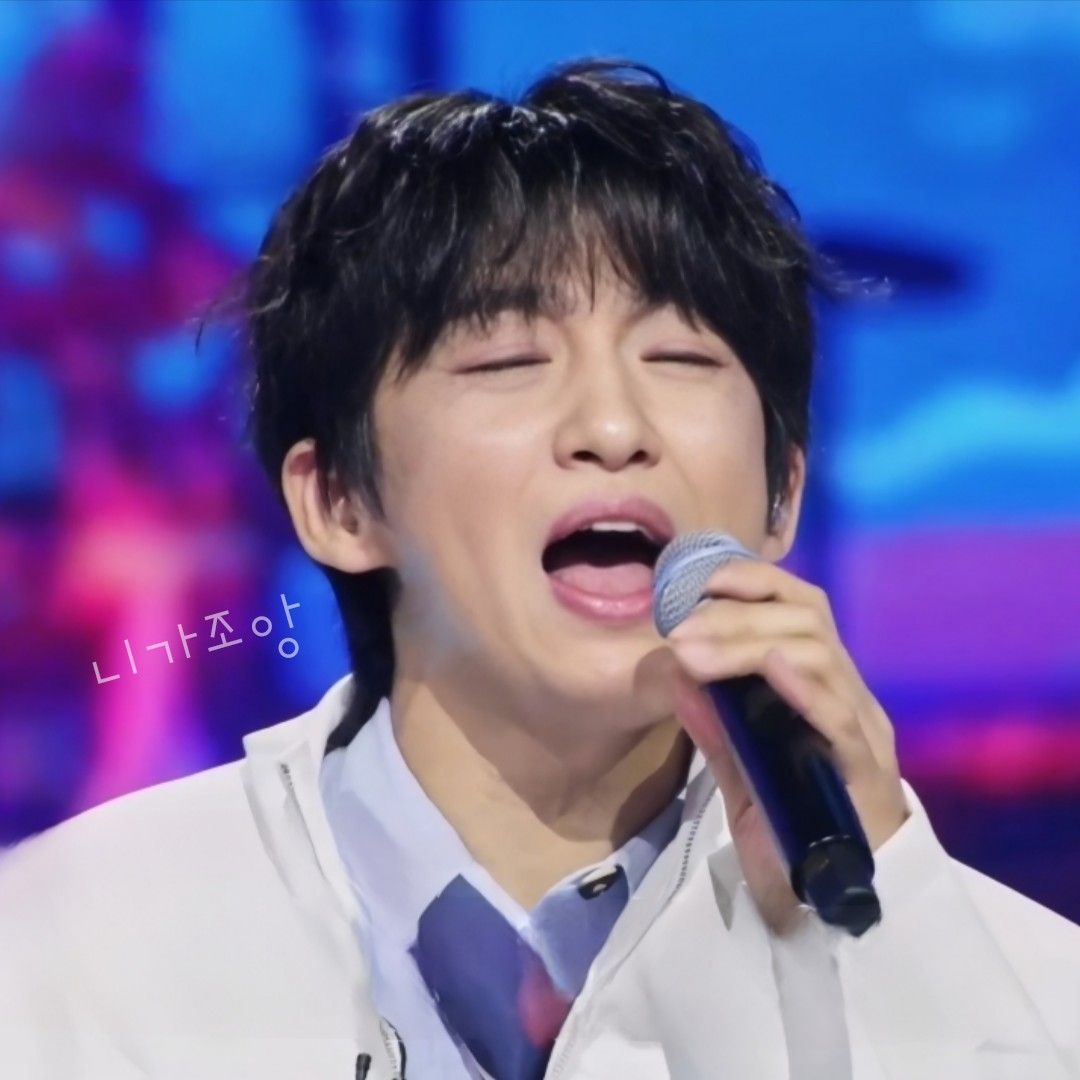 A moment captured by a fan of Shin Seungtae