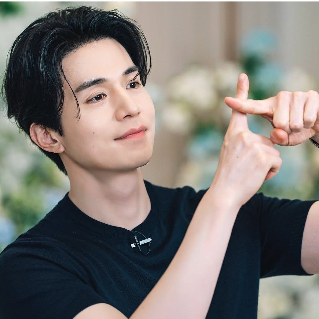 A moment captured by a fan of Lee Dongwook