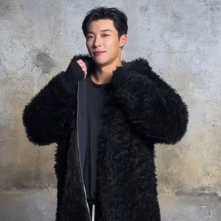 A moment captured by a fan of Woo Dohwan