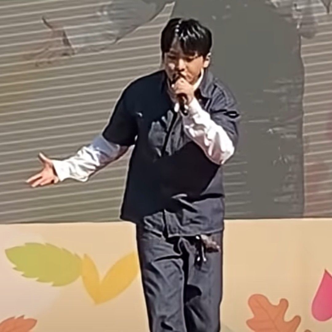A moment captured by a fan of Seong Ri
