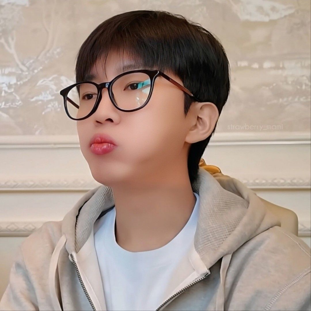 Behind-the-scenes cut of Lim Youngwoong