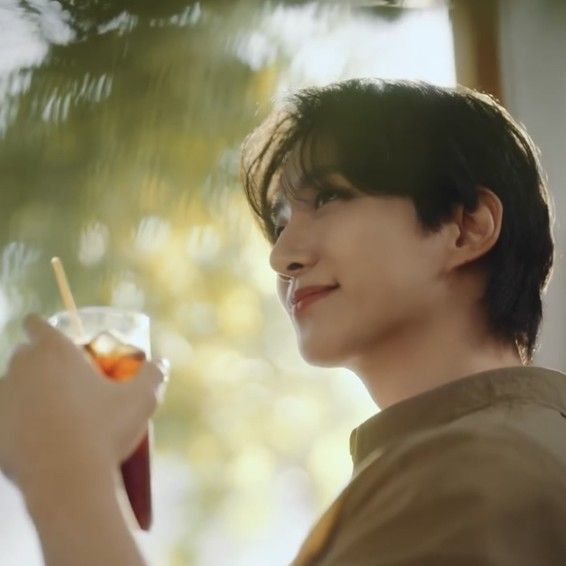 Behind-the-scenes cut of Lee Junho