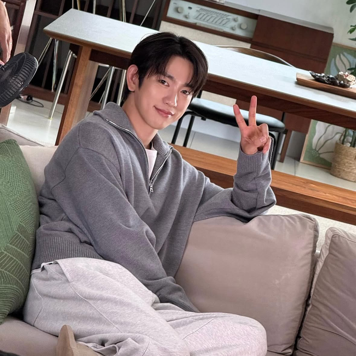 Behind-the-scenes cut of Park Jinyoung