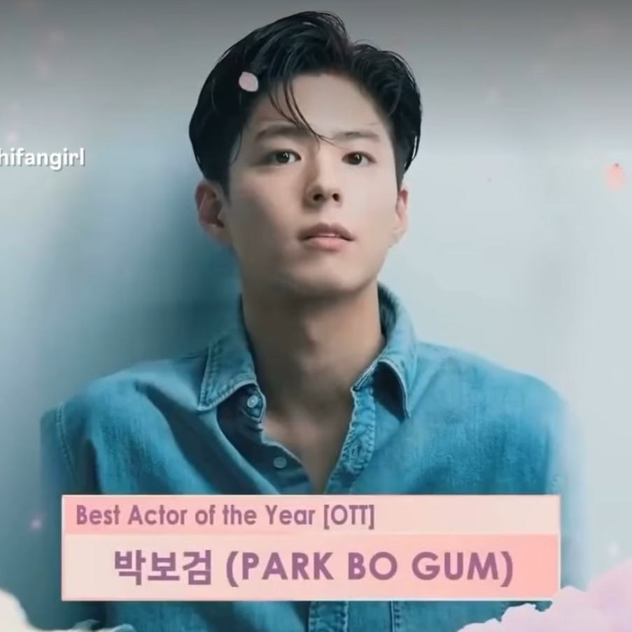 A moment captured by a fan of Park Bogum