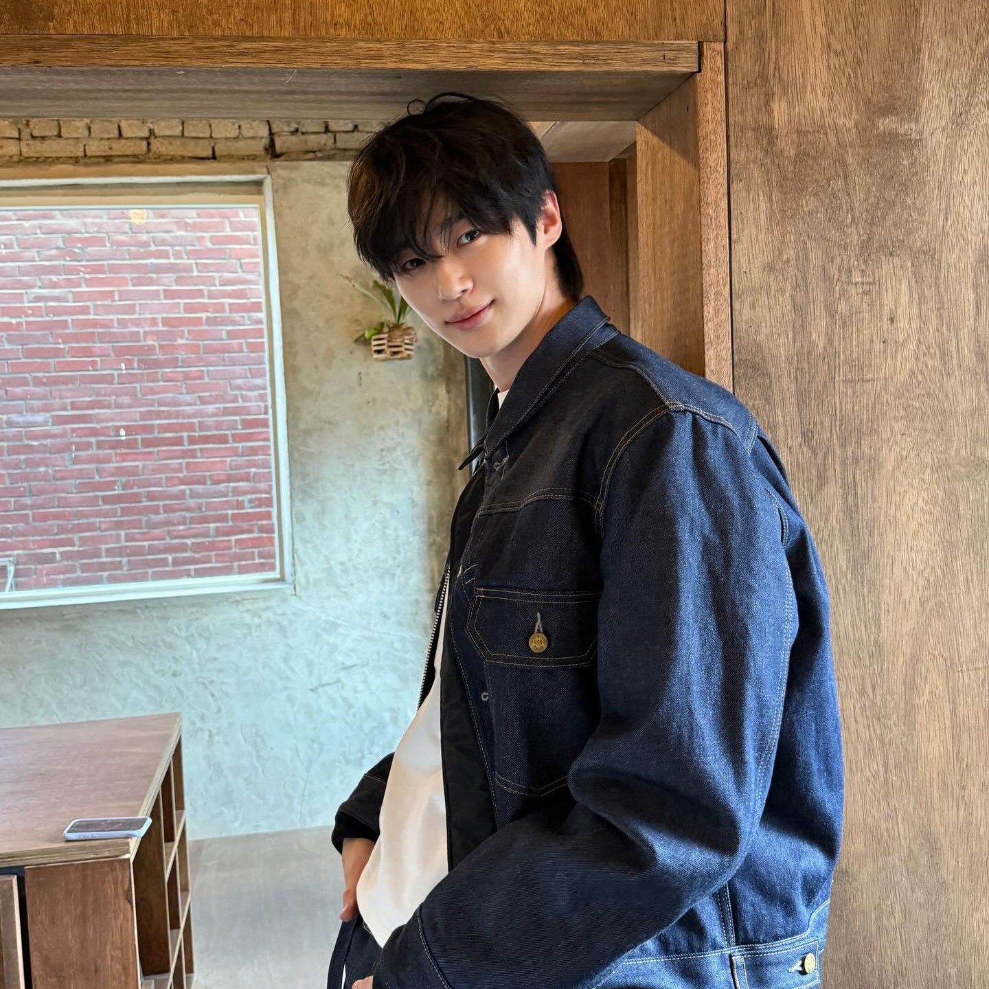 Behind-the-scenes cut of Byeon Wooseok