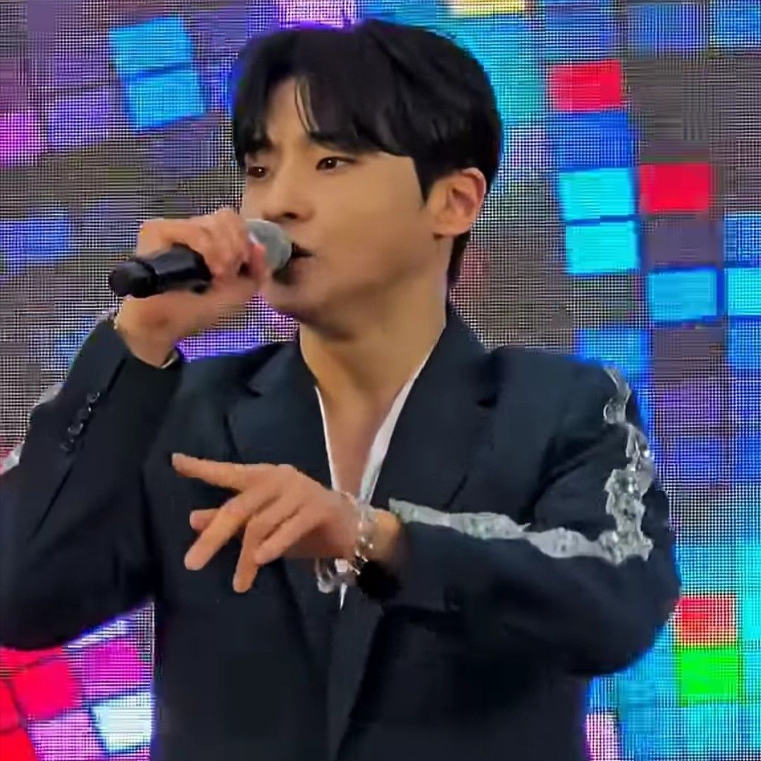 A moment captured by a fan of Seong Ri