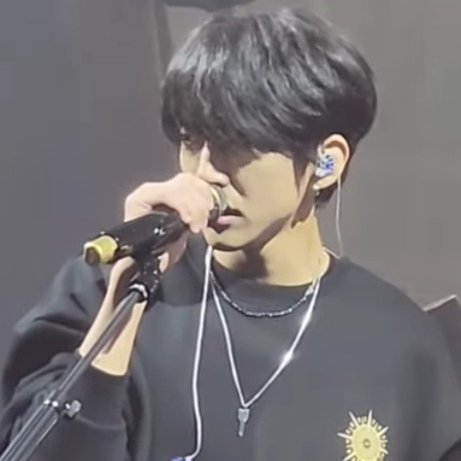 A moment captured by a fan of Lee Seungyoon