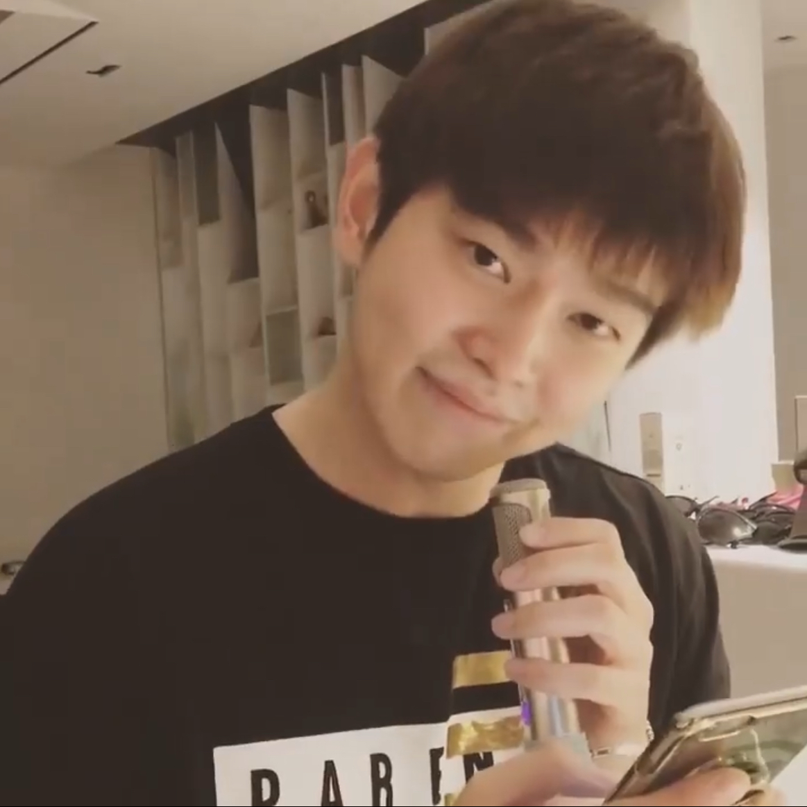 Behind-the-scenes cut of Yoon Kyunsang