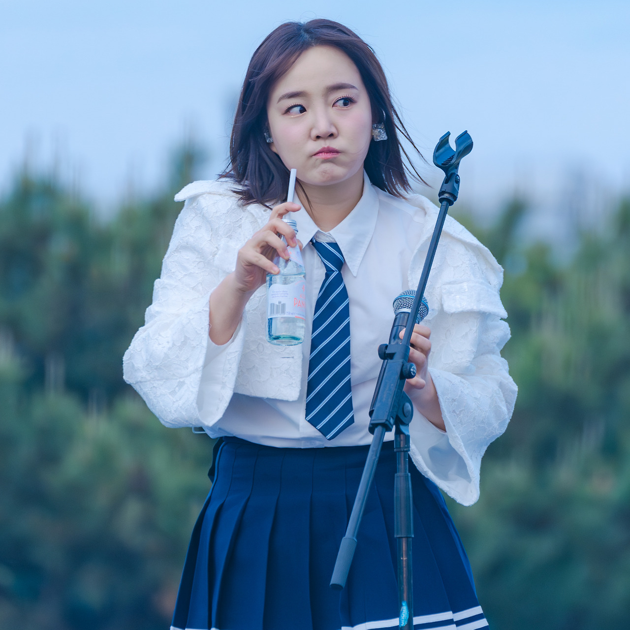 Behind-the-scenes cut of Younha