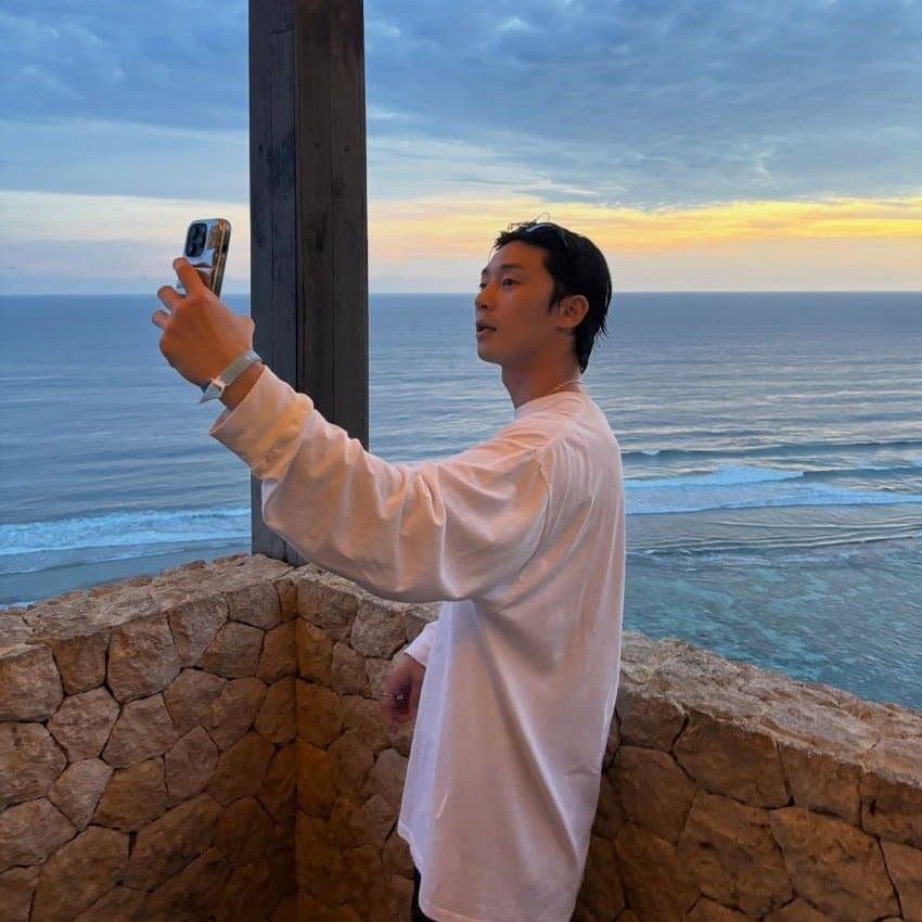 A moment captured by a fan of Park Seojoon