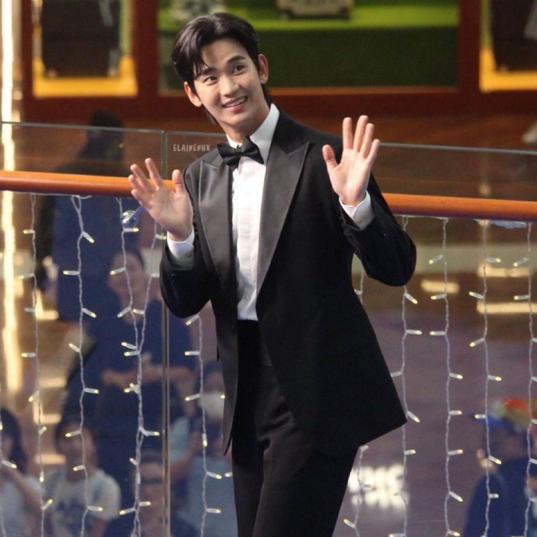 A moment captured by a fan of Kim Soohyun
