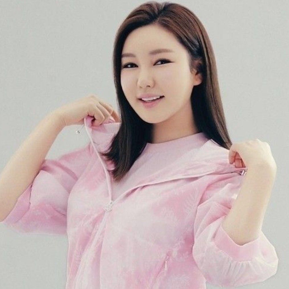Latest photo of Song Gain