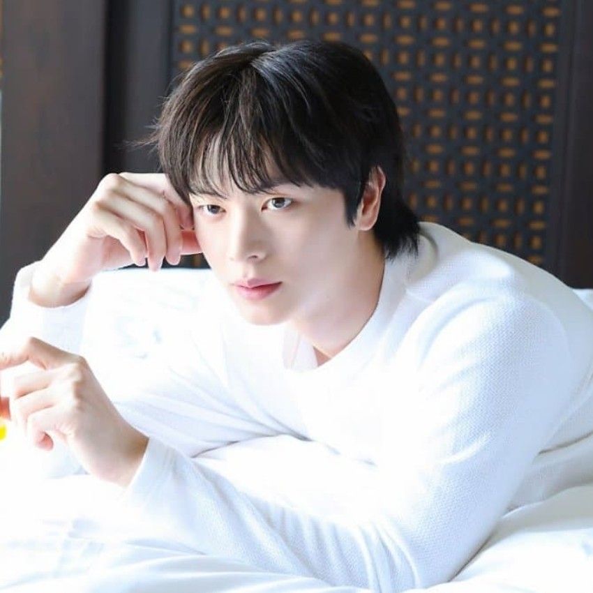 Latest photo of Yook Sungjae