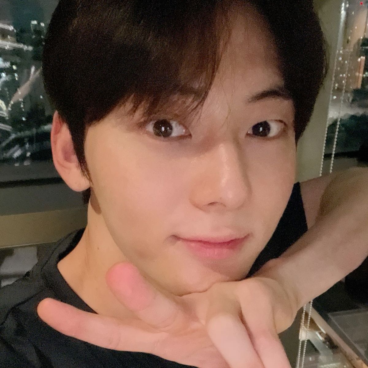 황민현 최근 활동샷