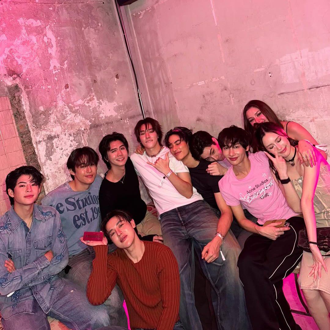 A moment captured by a fan of Tay Tawan Vihokratana