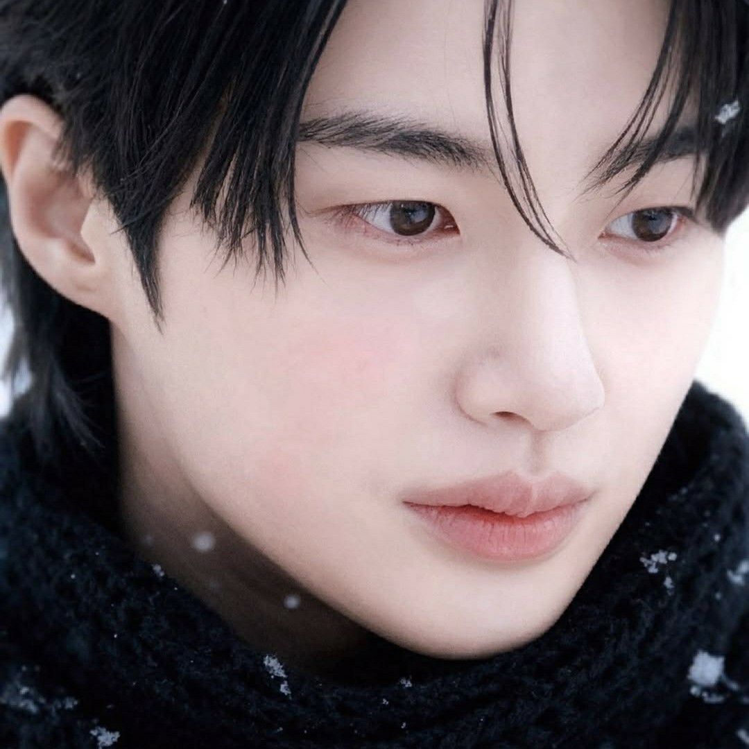 边佑锡的最新照片