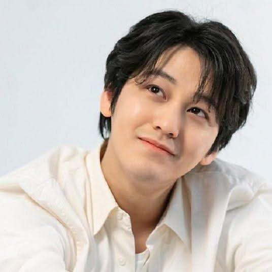 Behind-the-scenes cut of Kim Bum