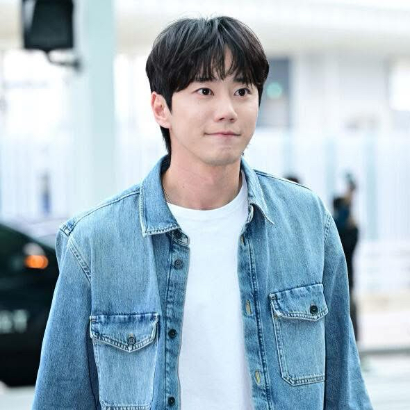 Behind-the-scenes cut of Lee Junyoung