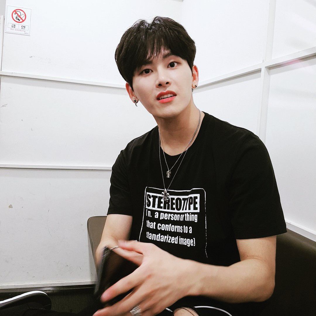 Behind-the-scenes cut of Hoya
