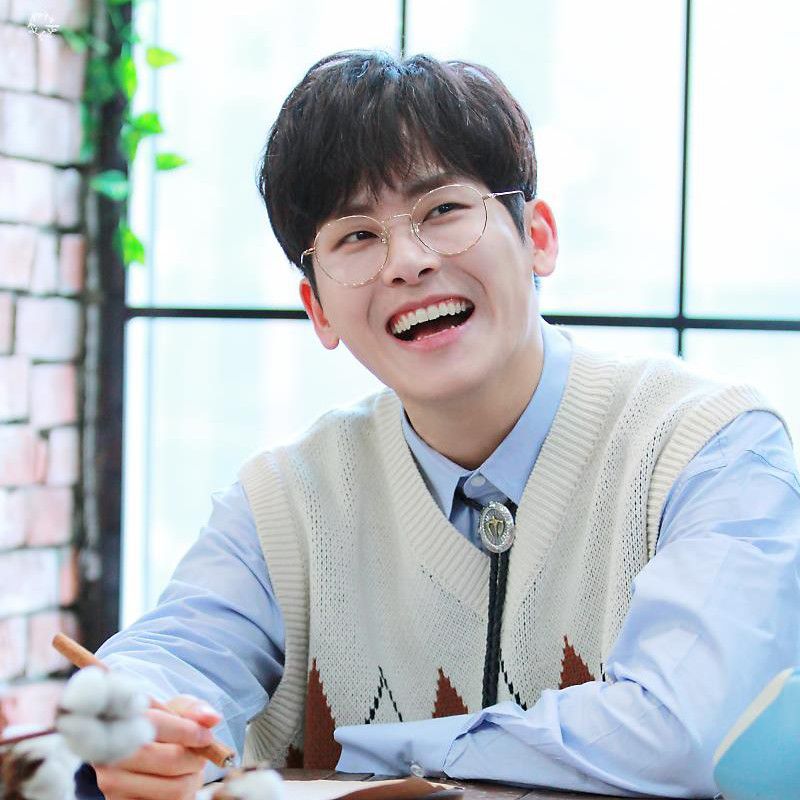 Behind-the-scenes cut of Hoya