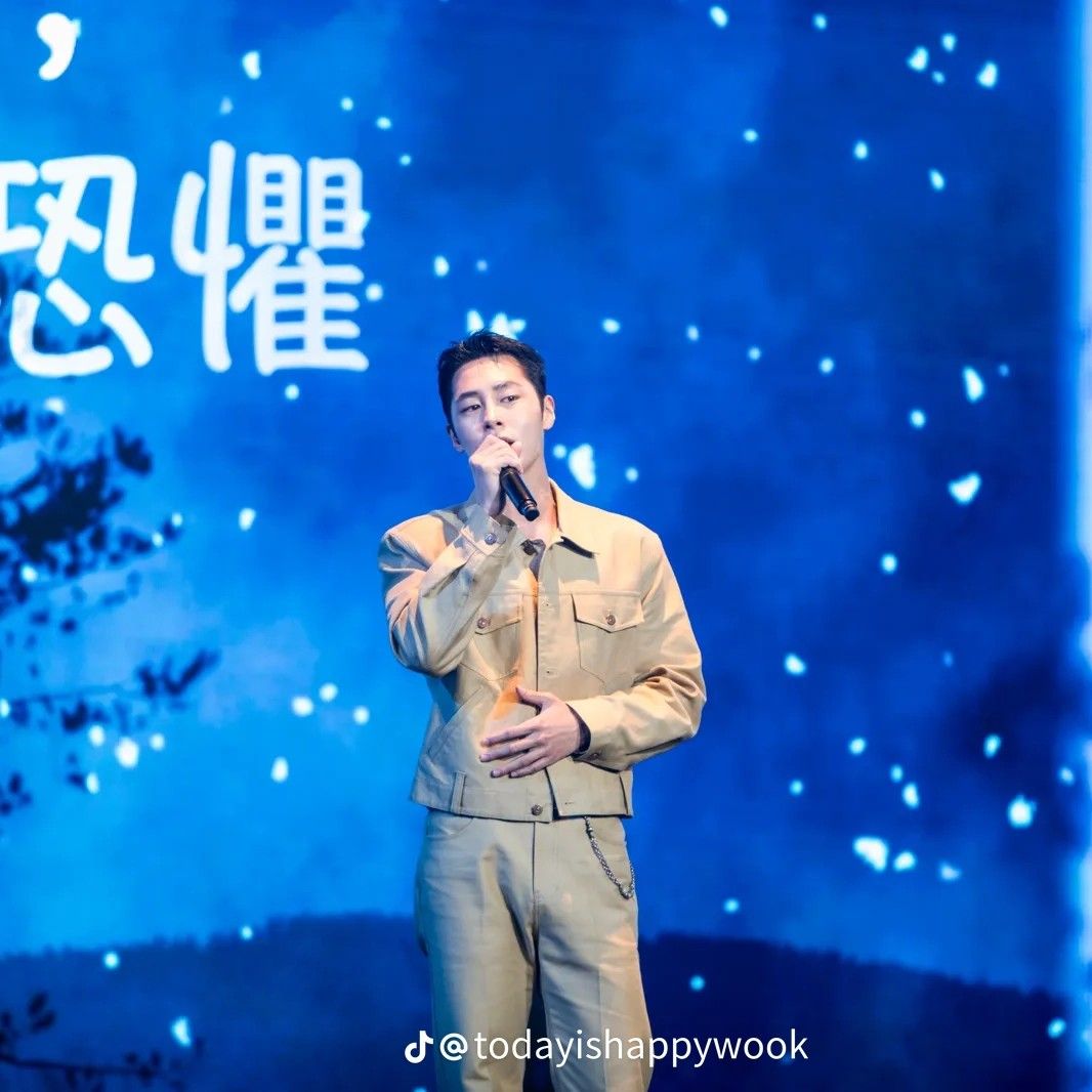 A moment captured by a fan of Lee Jaewook
