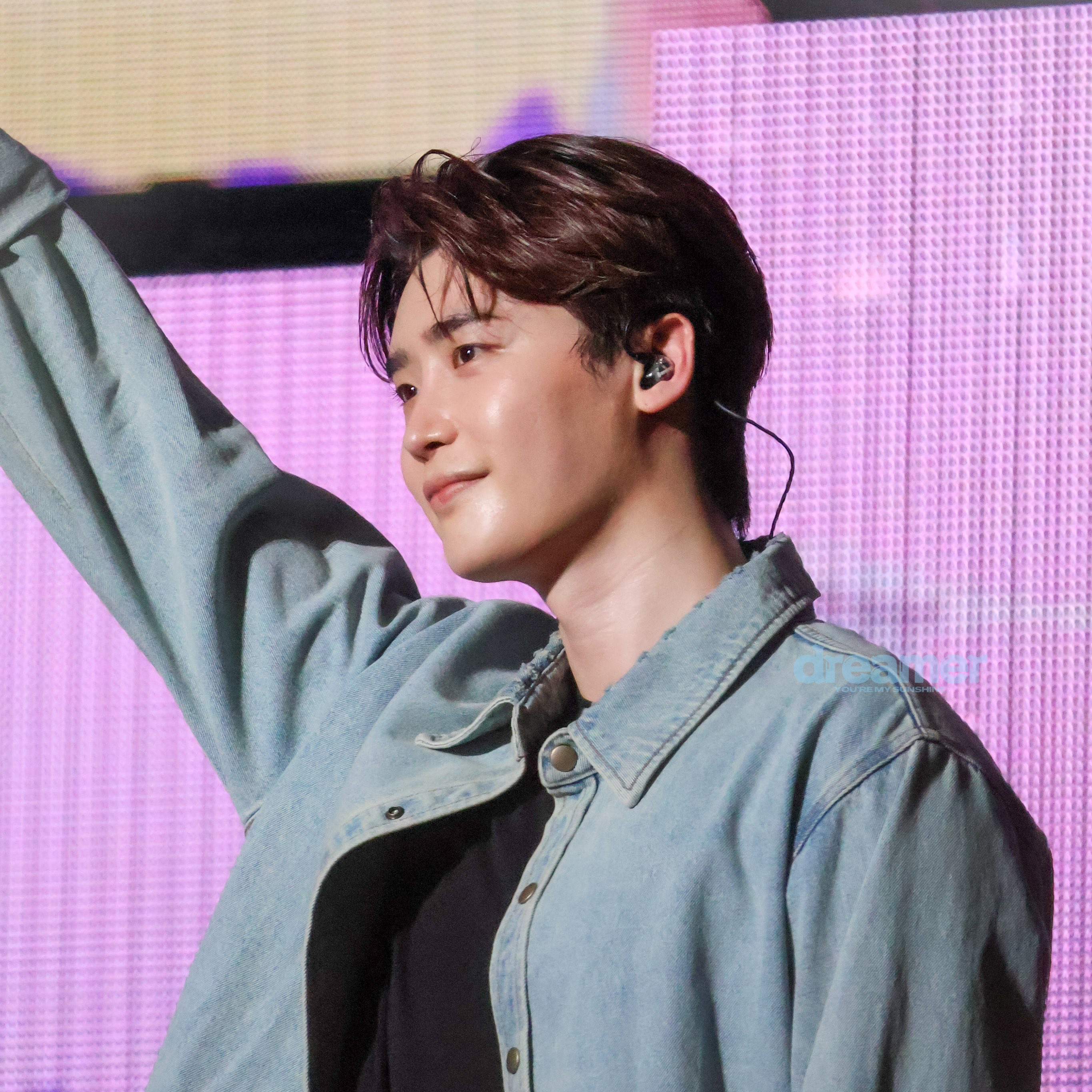A moment captured by a fan of Lee Jongsuk