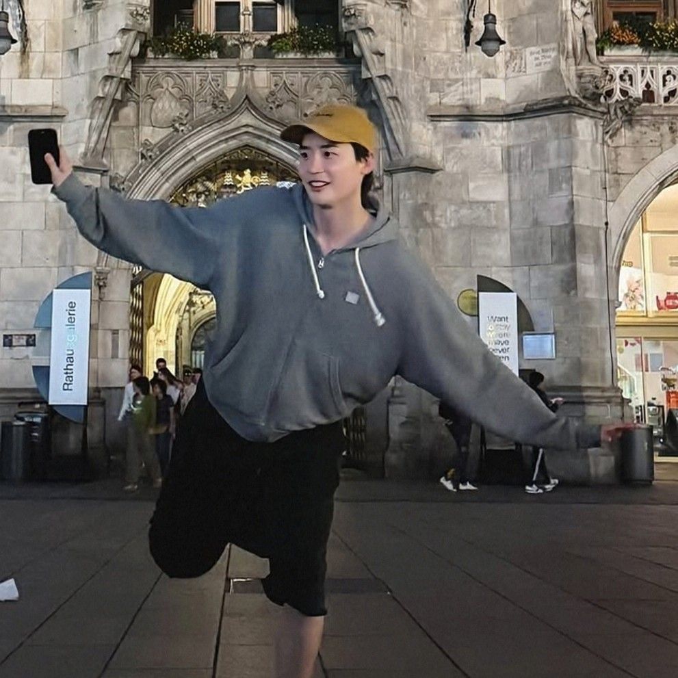 Recent activity shot of Lee Jongsuk