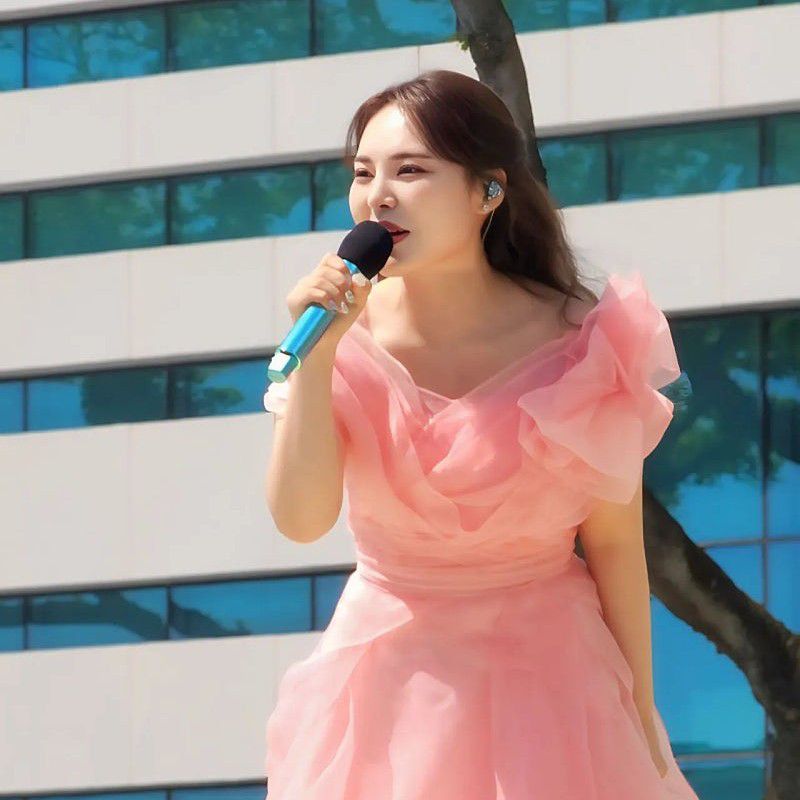 A moment captured by a fan of Miss Kim