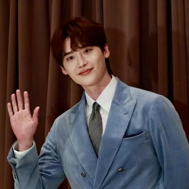 Recent activity shot of Lee Jongsuk