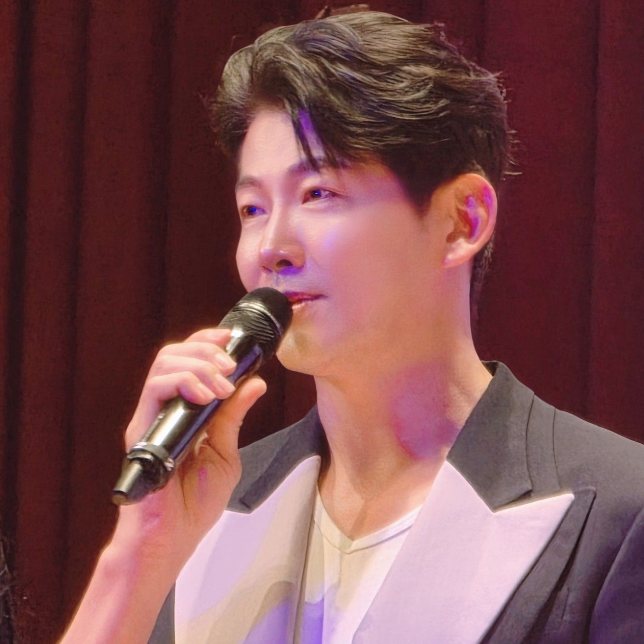 A moment captured by a fan of Kim Yongpil