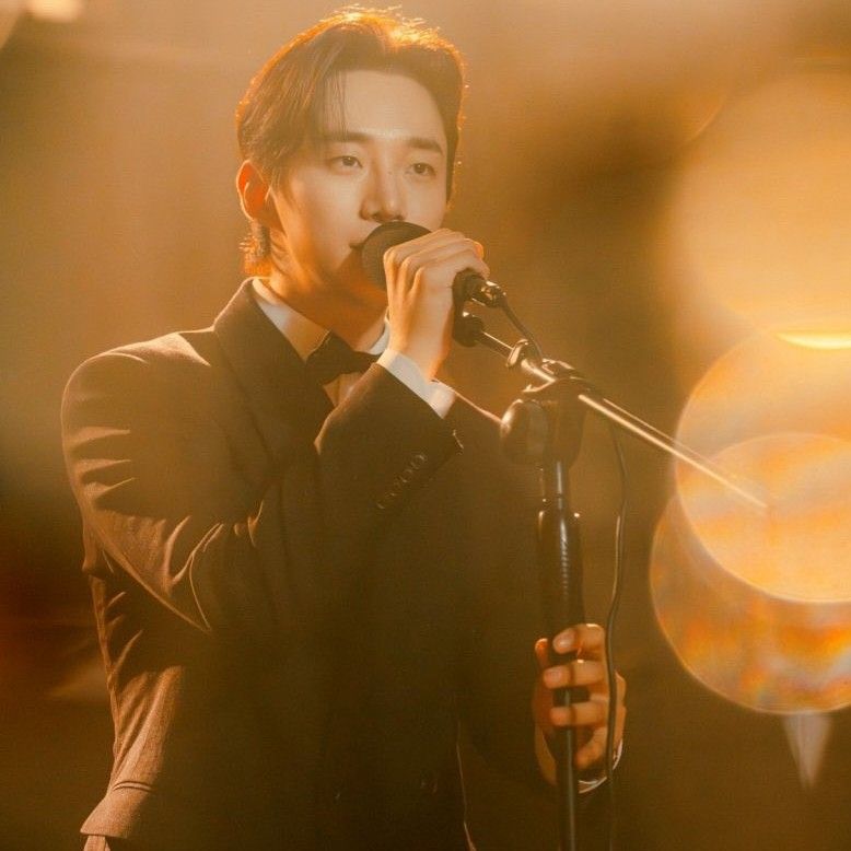 Behind-the-scenes cut of Lee Junho