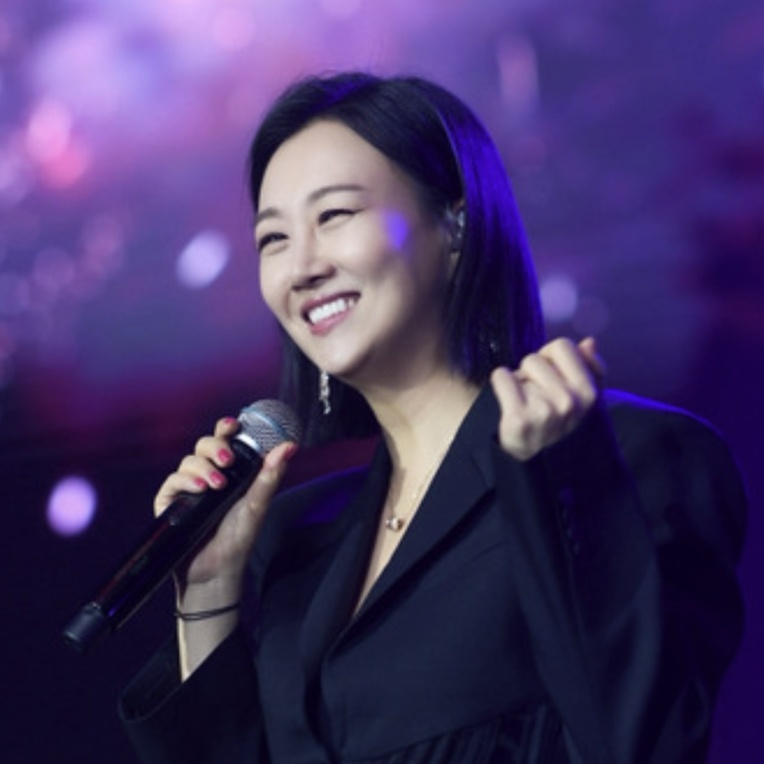 A moment captured by a fan of Jang Yoonjeong