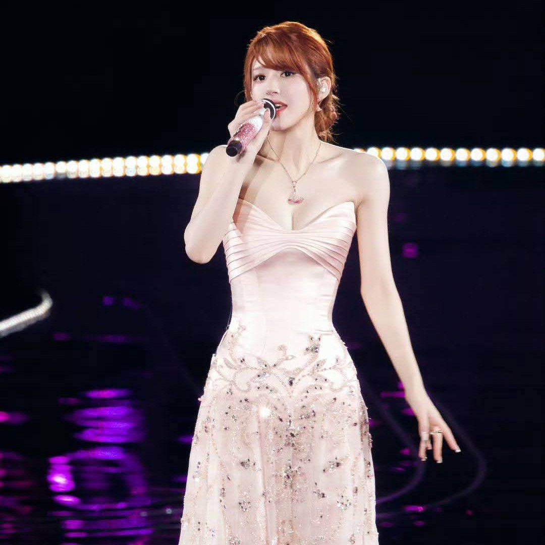 A moment captured by a fan of Zhao Lusi