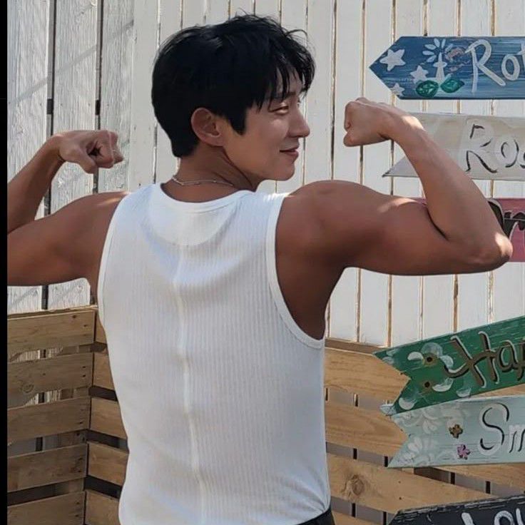 Behind-the-scenes cut of Lee Joongi