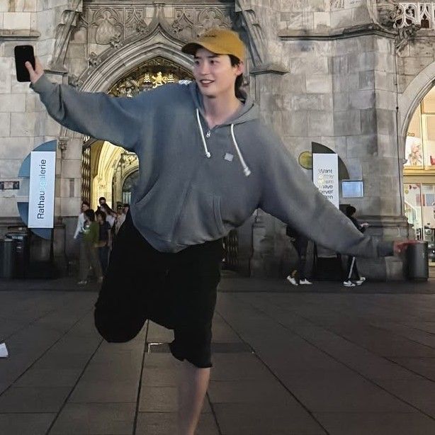 Behind-the-scenes cut of Lee Jongsuk
