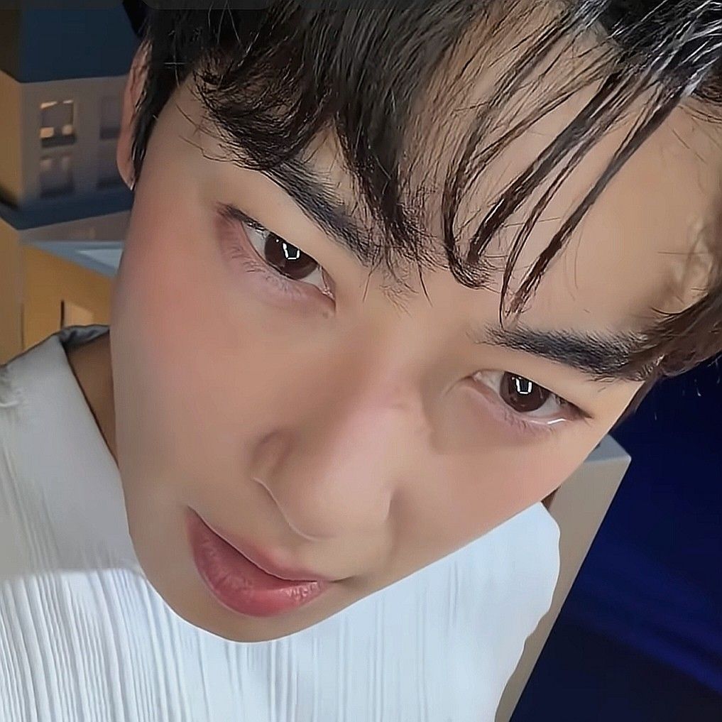 Recent activity shot of Cha Eunwoo