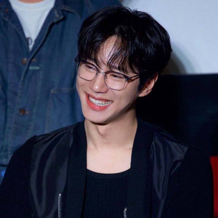 Behind-the-scenes cut of Lee Junyoung