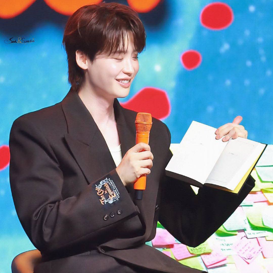 A moment captured by a fan of Lee Jongsuk