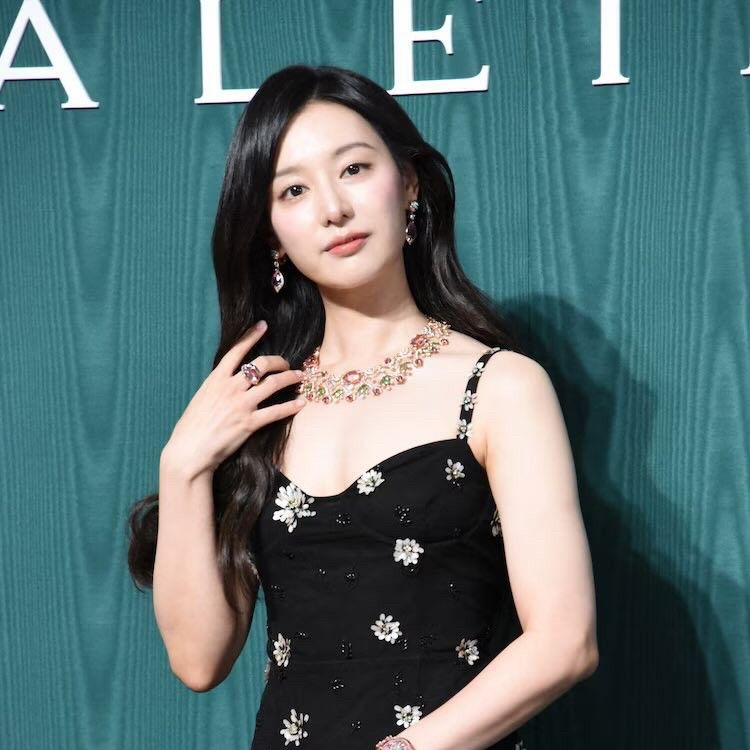 Behind-the-scenes cut of Kim Jiwon