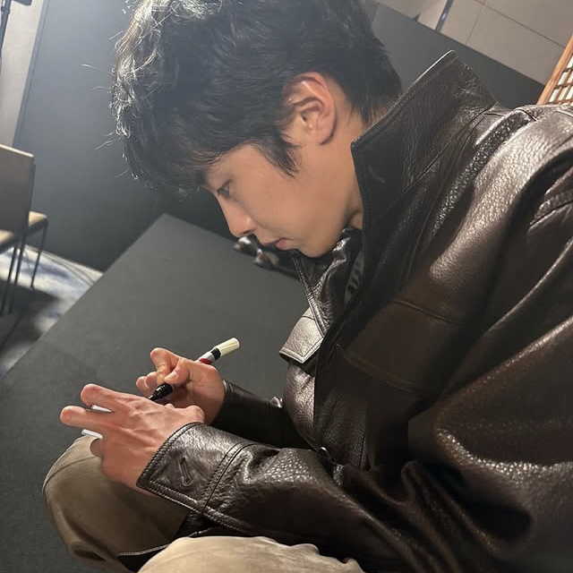 Behind-the-scenes cut of Lee Jaewook