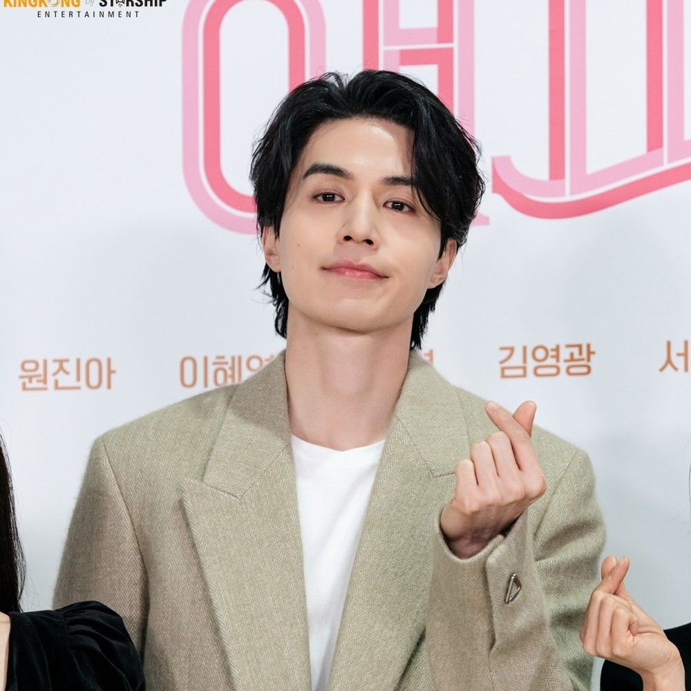 Recent activity shot of Lee Dongwook