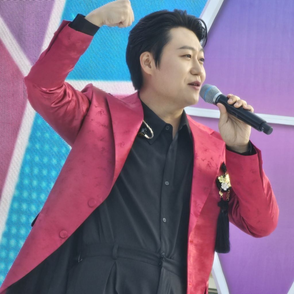 A moment captured by a fan of Min Soohyun