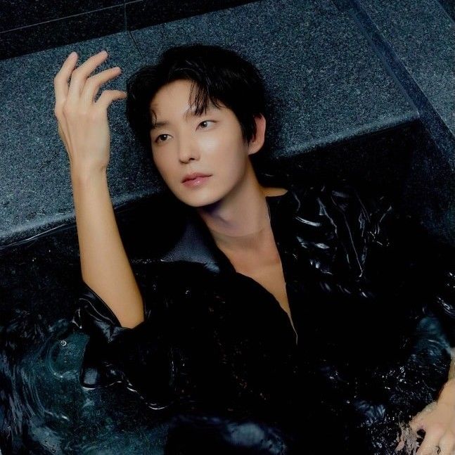 Behind-the-scenes cut of Lee Joongi