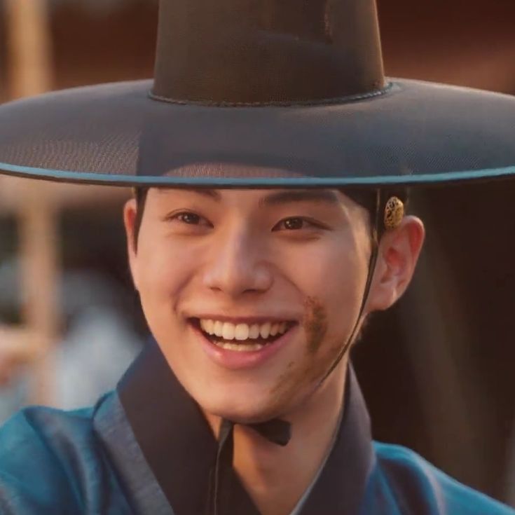 Behind-the-scenes cut of Lee Chaemin
